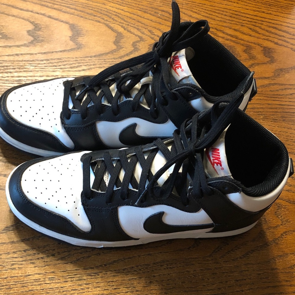 Nike Men’s Black and White Low-Top Sneakers